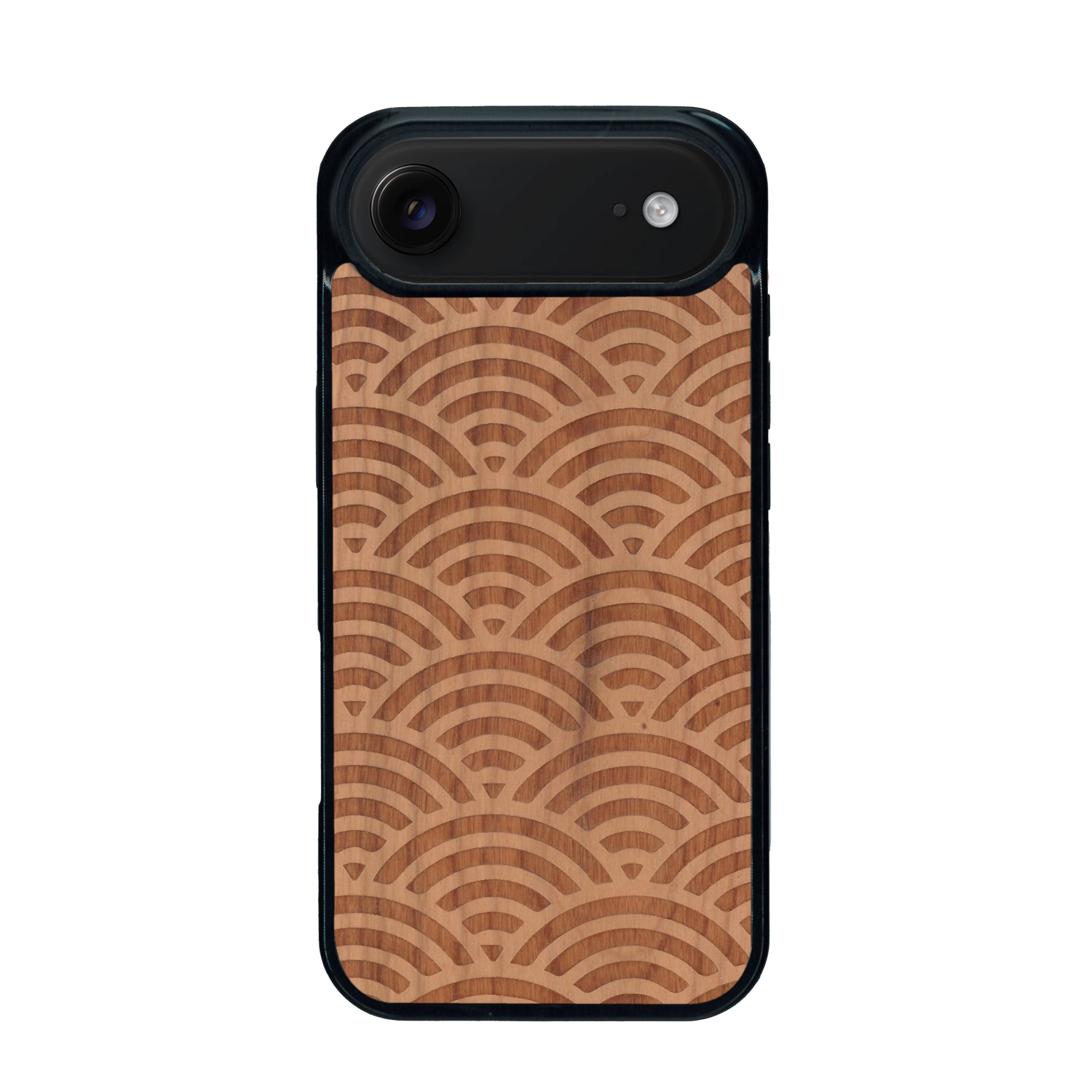 Coque de protection en bois véritable fabriquée en France pour iPhone 17 Air baptisée "La Sinjak" avec un motif de gravure abstrait représentant la répétition d'un symbole wifi