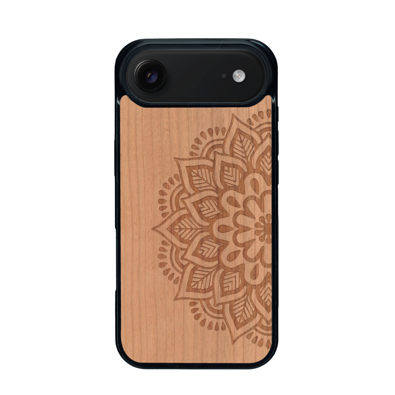 Coque de protection en bois véritable fabriquée en France pour iPhone 17 Air sur le thème de la bohème et du tatouage au henné avec une gravure représentant un mandala