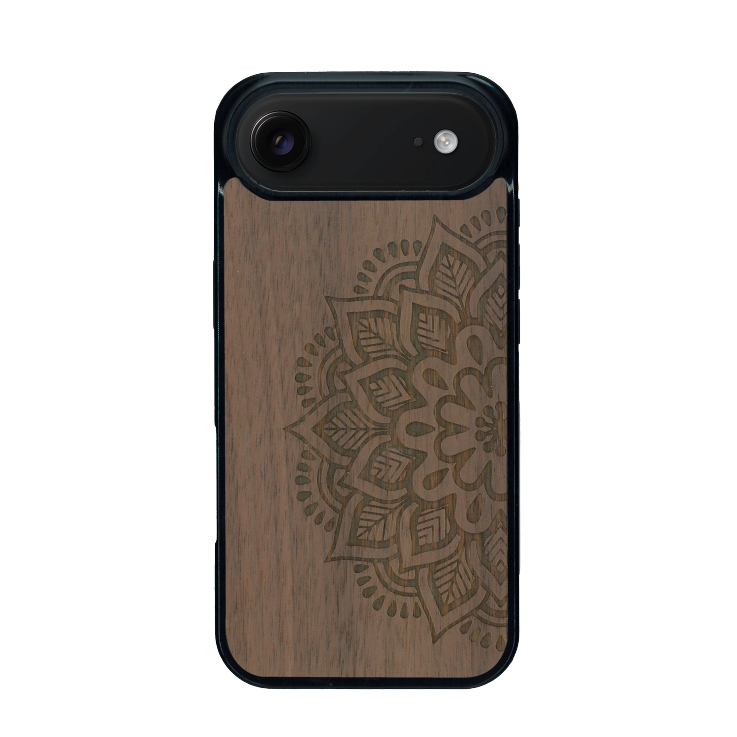 Coque de protection en bois véritable fabriquée en France pour iPhone 17 Air sur le thème de la bohème et du tatouage au henné avec une gravure représentant un mandala