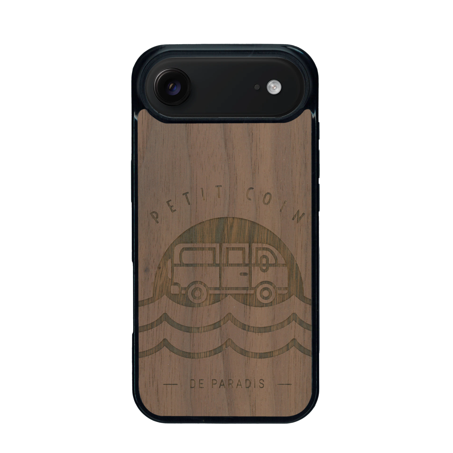 Coque de protection en bois véritable fabriquée en France pour iPhone 17 Air sur le thème des voyages en vans, vanlife et chill avec une gravure représentant un van vw combi devant le soleil couchant sur une plage avec des vagues