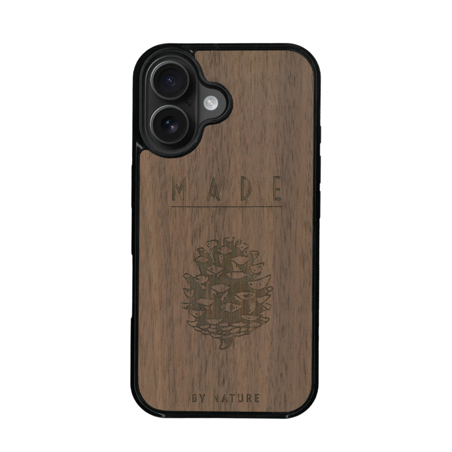 Coque de protection en bois véritable fabriquée en France pour iPhone 17 sur le thème de la nature et des arbres avec une gravure représentant une pomme de pin et la phrase "made by nature"