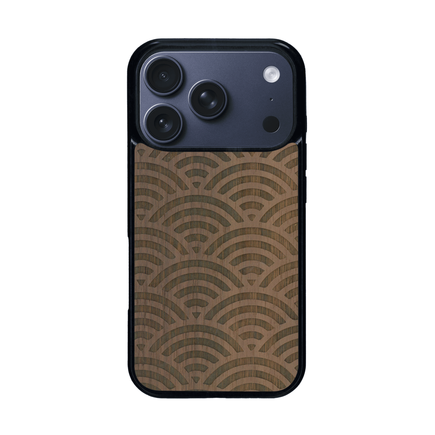 Coque de protection en bois véritable fabriquée en France pour iPhone 17 Pro baptisée "La Sinjak" avec un motif de gravure abstrait représentant la répétition d'un symbole wifi