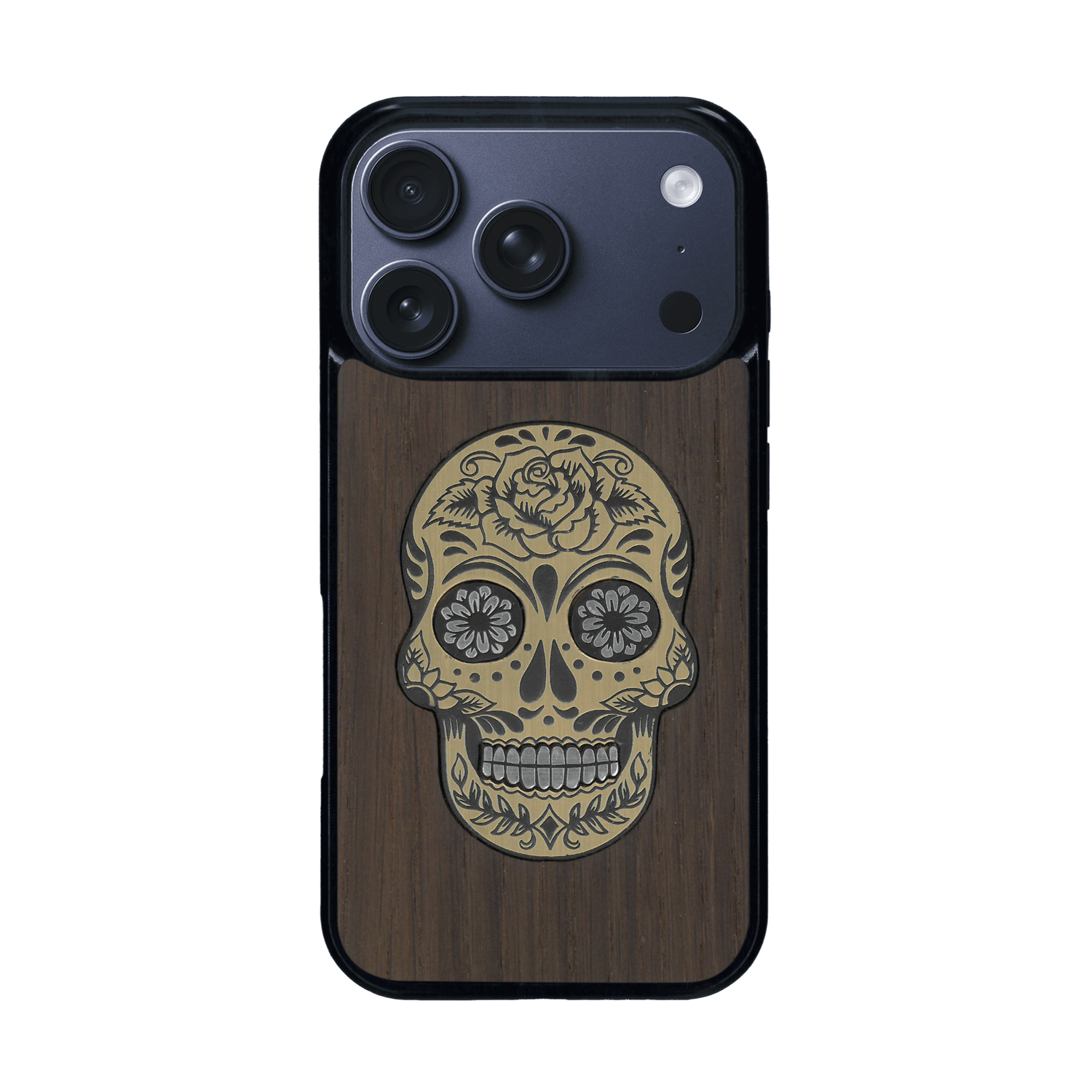 Coque de protection en bois véritable fabriquée en France pour iPhone 17 Pro alliant du chêne fumé avec du métal argenté et doré représentant une tête de mort mexicaine sur le thème Dia de los Muertos