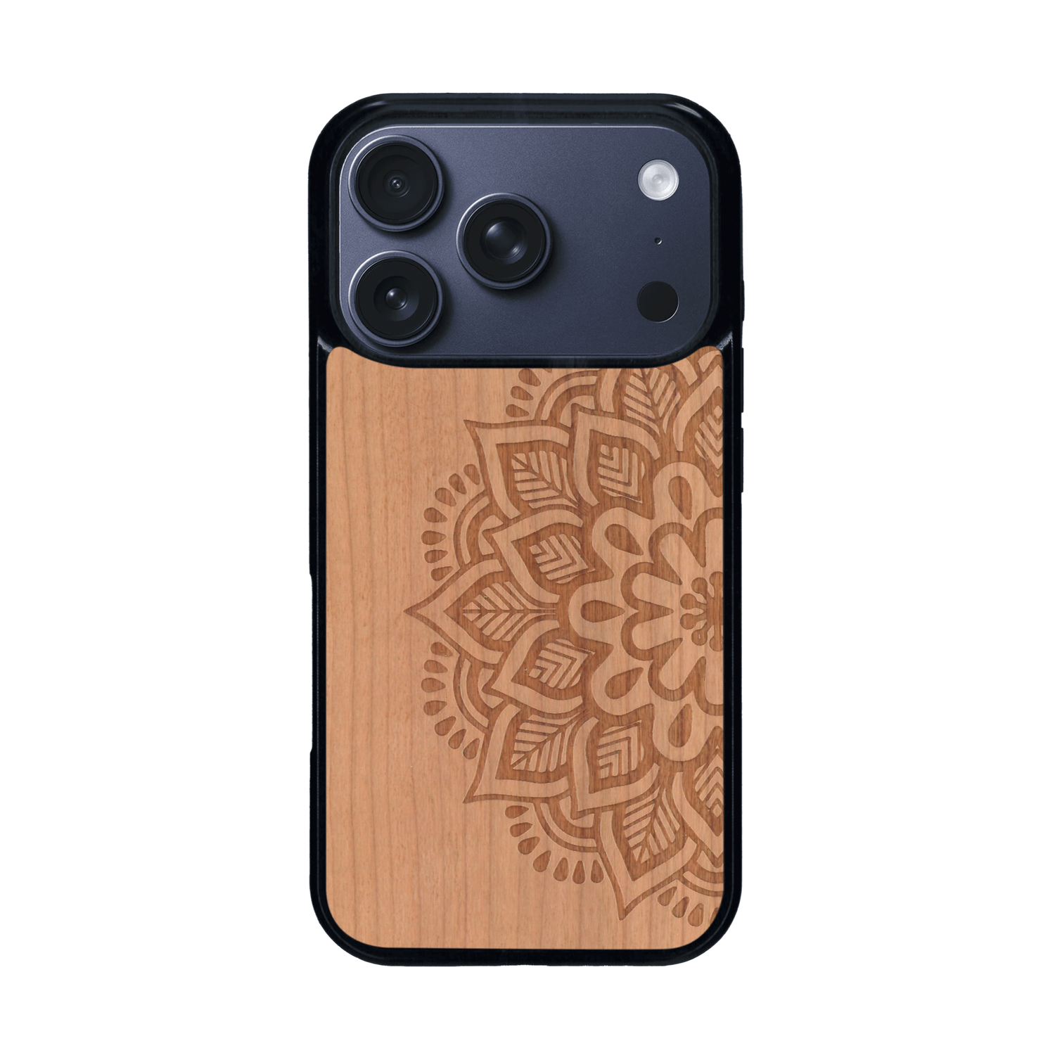 Coque de protection en bois véritable fabriquée en France pour iPhone 17 Pro sur le thème de la bohème et du tatouage au henné avec une gravure représentant un mandala