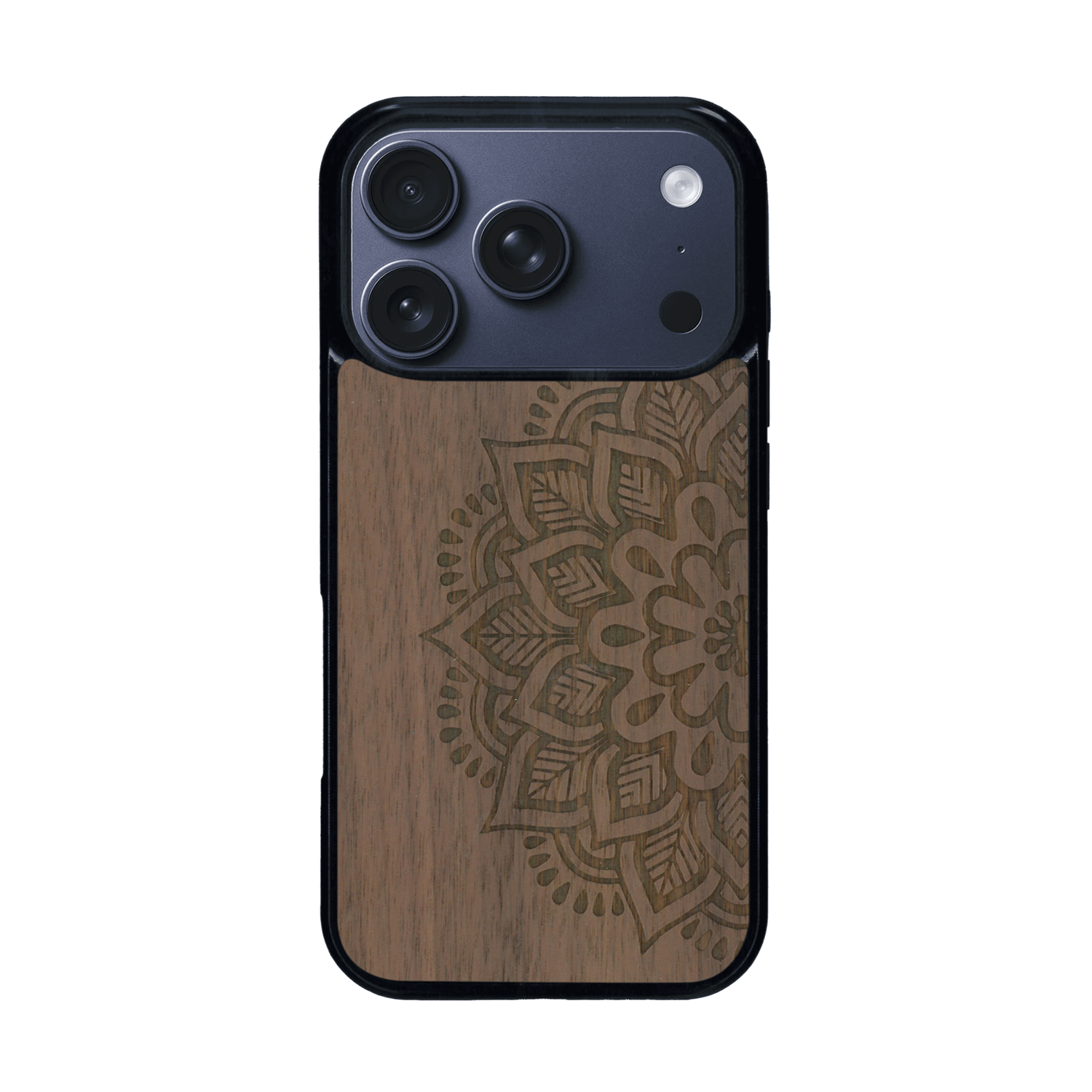 Coque de protection en bois véritable fabriquée en France pour iPhone 17 Pro sur le thème de la bohème et du tatouage au henné avec une gravure représentant un mandala