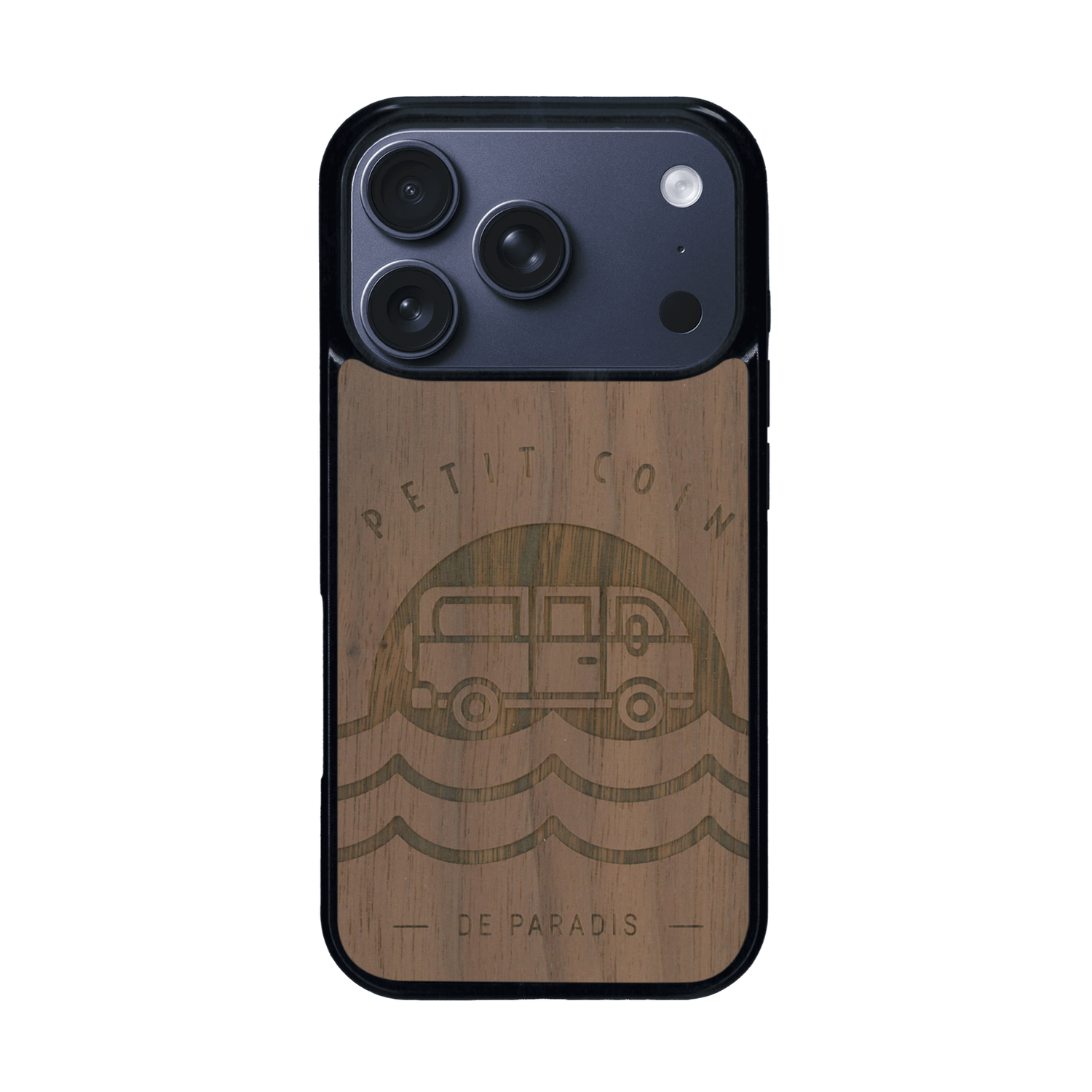 Coque de protection en bois véritable fabriquée en France pour iPhone 17 Pro sur le thème des voyages en vans, vanlife et chill avec une gravure représentant un van vw combi devant le soleil couchant sur une plage avec des vagues