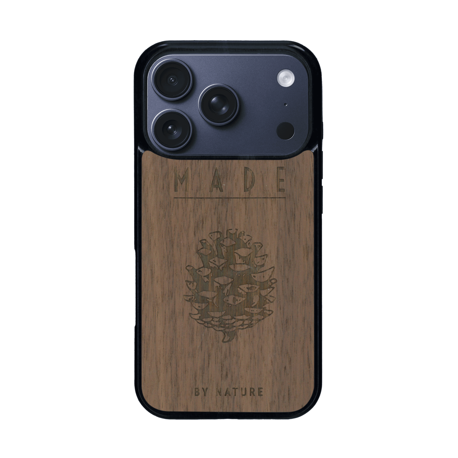 Coque de protection en bois véritable fabriquée en France pour iPhone 17 Pro sur le thème de la nature et des arbres avec une gravure représentant une pomme de pin et la phrase "made by nature"