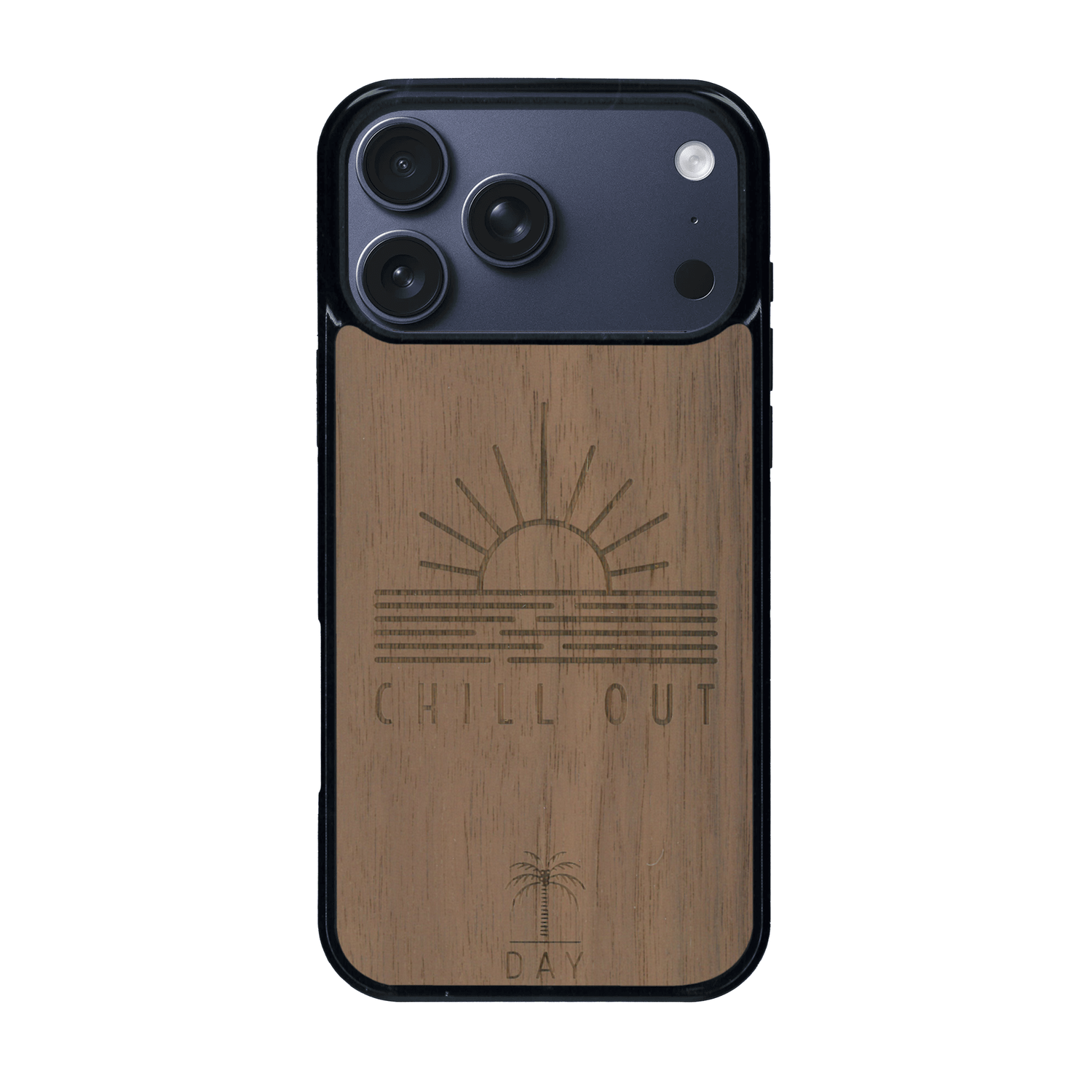 Coque de protection en bois véritable fabriquée en France pour iPhone 17 Pro Max sur le thème chill avec un motif représentant un couché de soleil sur l'océan et la phrase "Chill out"