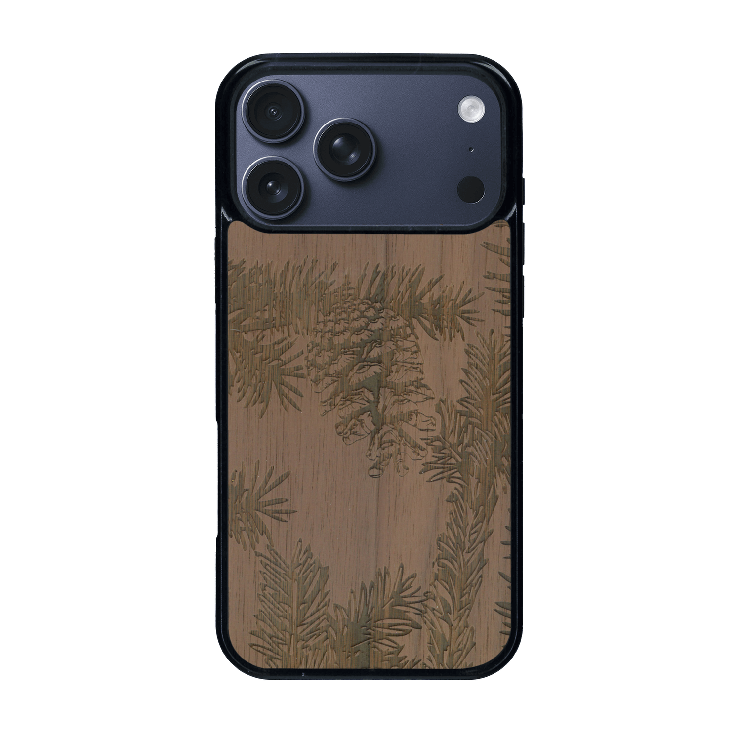 Coque de protection en bois véritable fabriquée en France pour iPhone 17 Pro Max sur le thème de la nature des arbres avec un motif de gravure représentant des épines de sapin et des pommes de pin