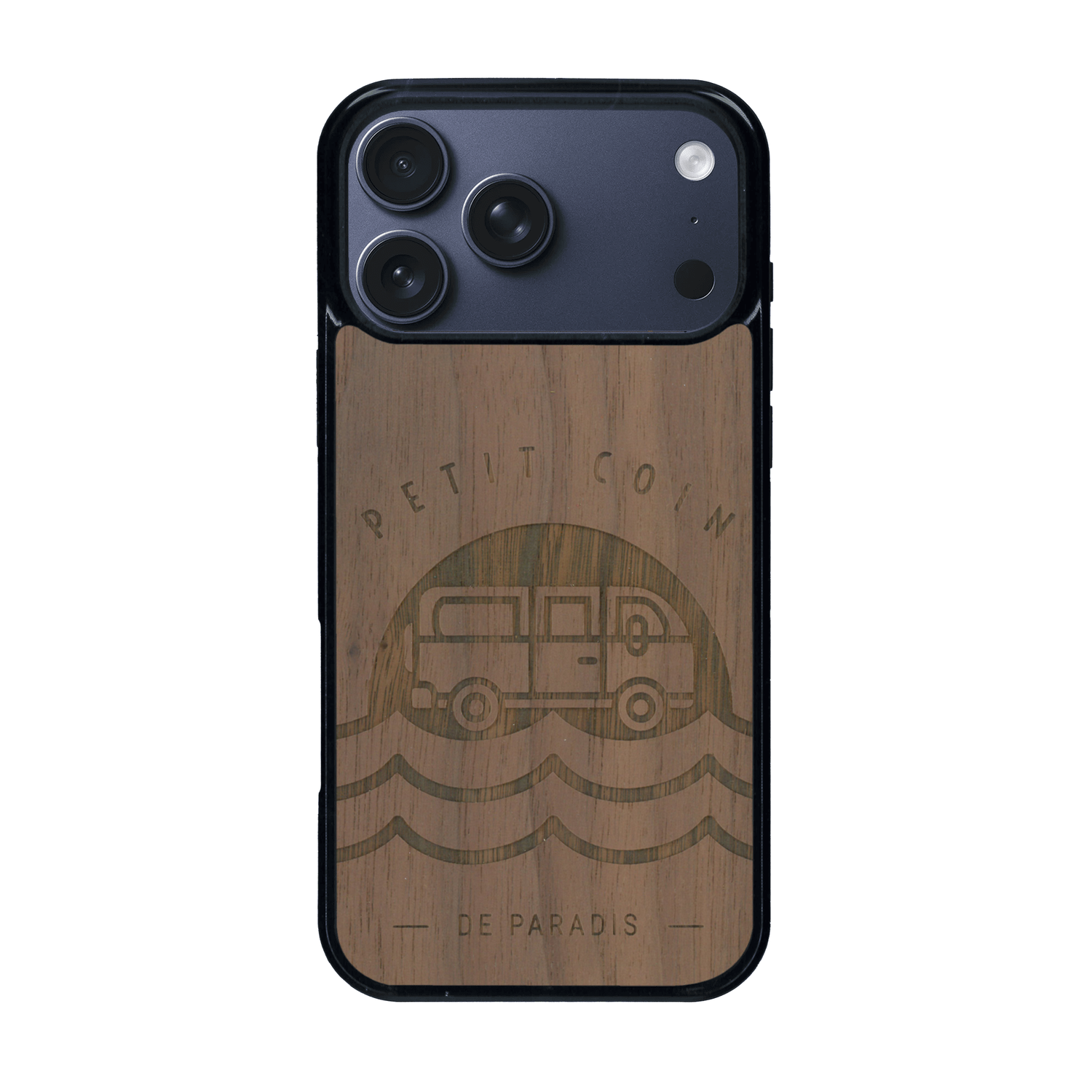 Coque de protection en bois véritable fabriquée en France pour iPhone 17 Pro Max sur le thème des voyages en vans, vanlife et chill avec une gravure représentant un van vw combi devant le soleil couchant sur une plage avec des vagues