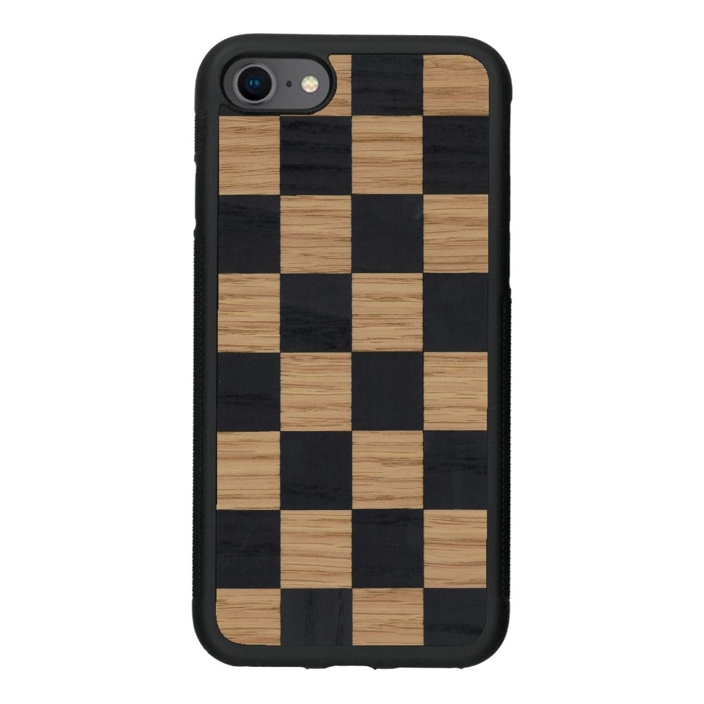 Coque de protection en bois véritable fabriquée en France pour iPhone SE 2022 alliant plusieurs essences de bois pour représenter un damier