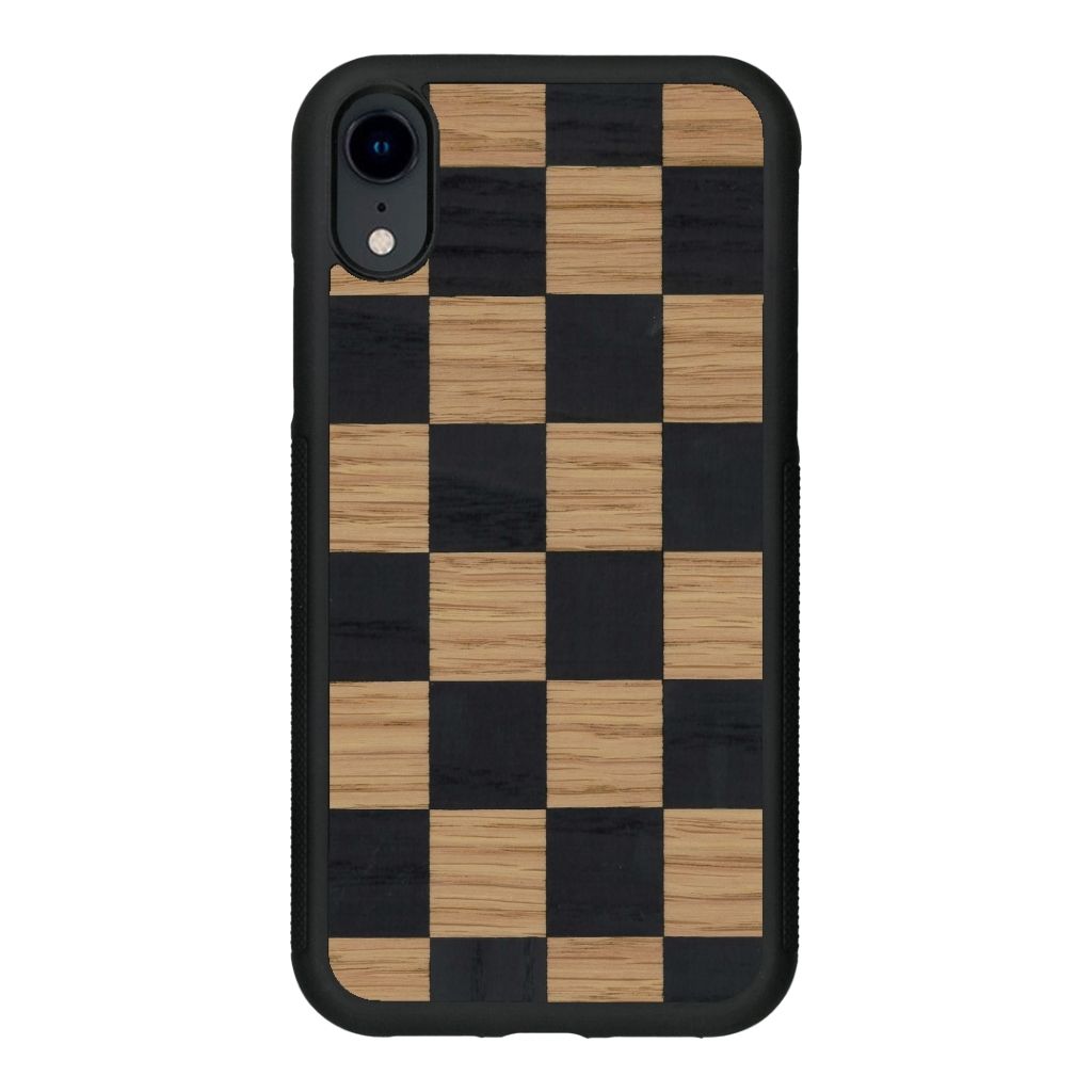 Coque de protection en bois véritable fabriquée en France pour iPhone XR alliant plusieurs essences de bois pour représenter un damier