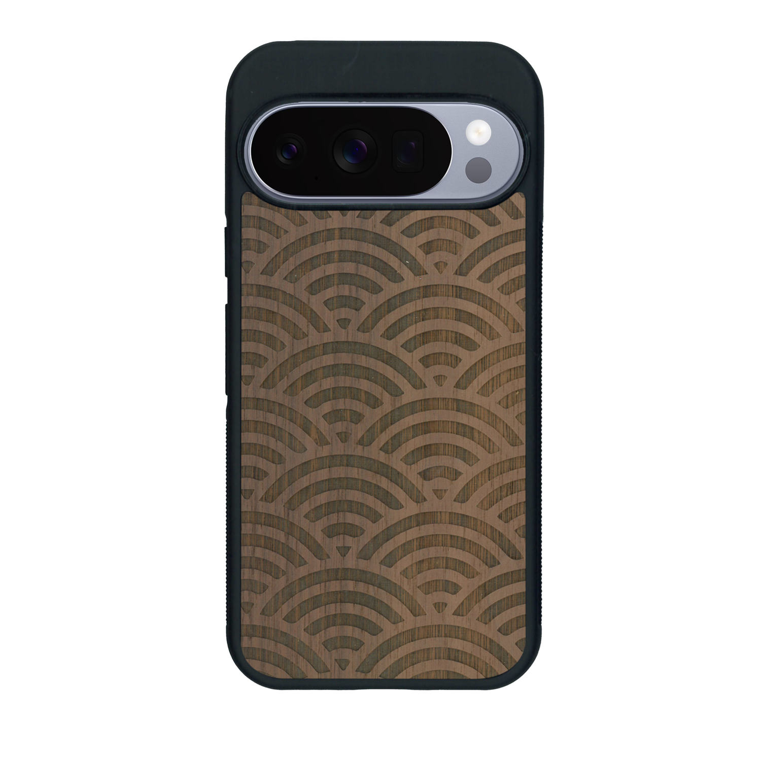 Coque de protection en bois véritable fabriquée en France pour Google Pixel 10 baptisée "La Sinjak" avec un motif de gravure abstrait représentant la répétition d'un symbole wifi
