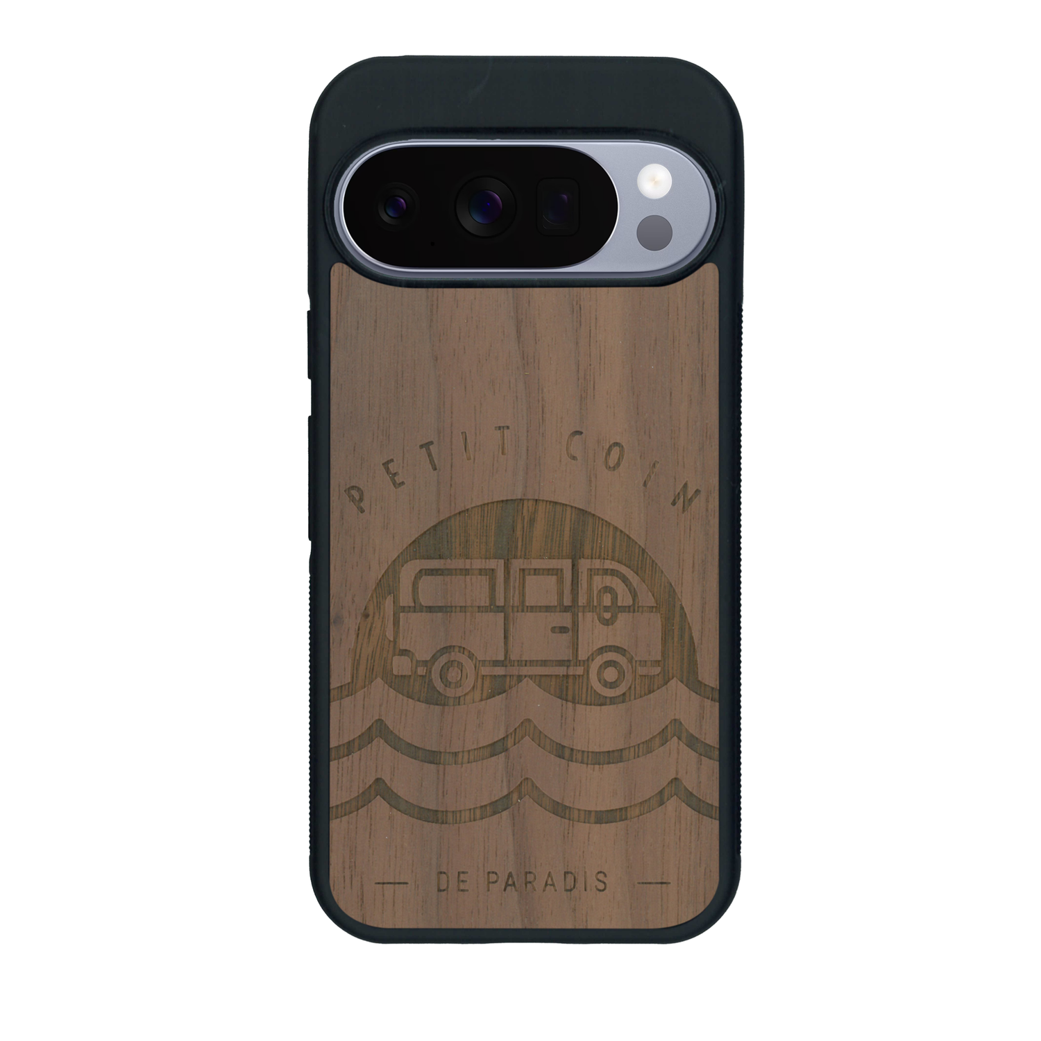 Coque de protection en bois véritable fabriquée en France pour Google Pixel 10 sur le thème des voyages en vans, vanlife et chill avec une gravure représentant un van vw combi devant le soleil couchant sur une plage avec des vagues