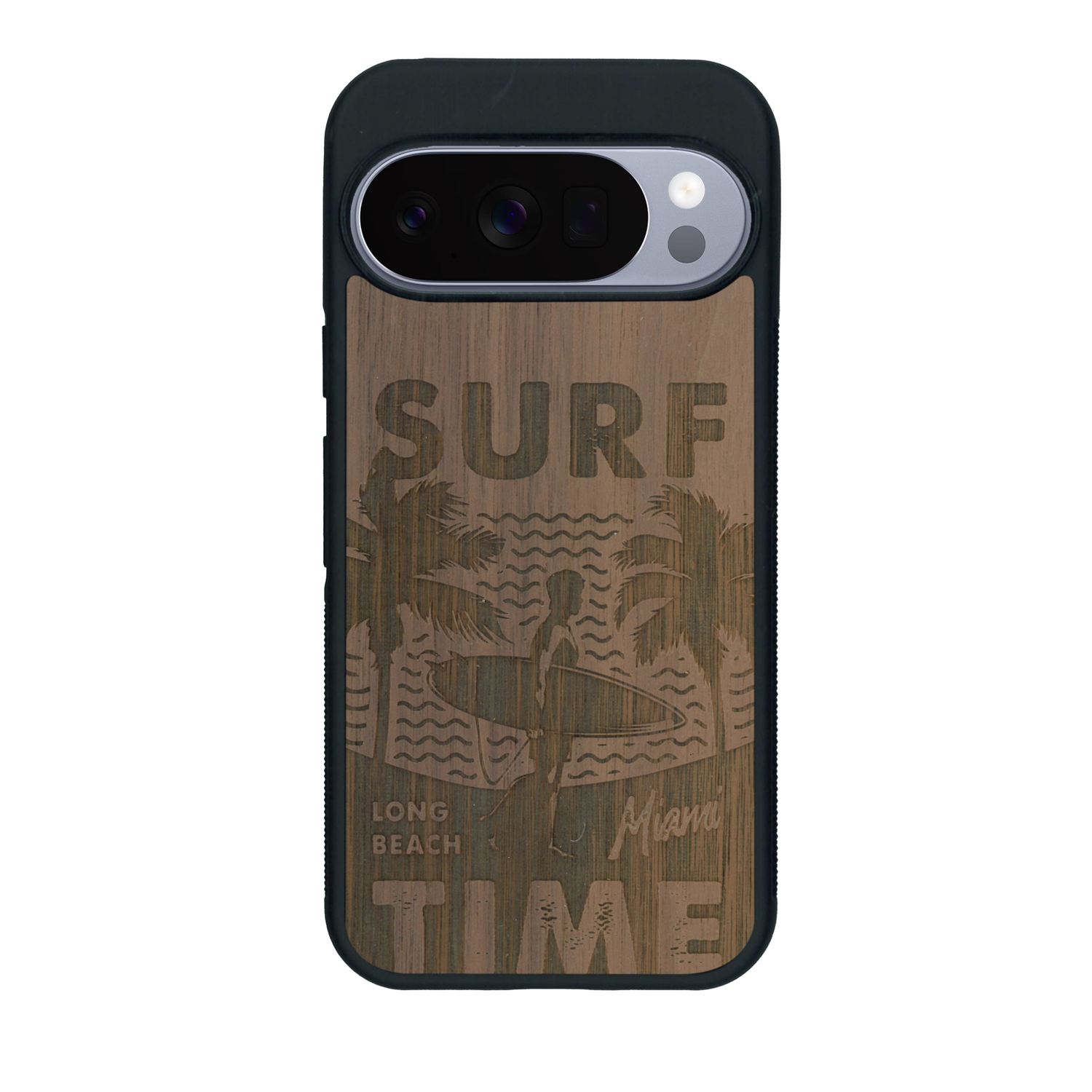 Coque de protection en bois véritable fabriquée en France pour Google Pixel 10 Pro sur le thème chill avec un motif représentant une silouhette tenant une planche de surf sur une plage entouré de palmiers et les mots "Surf Time Long Beach Miami"