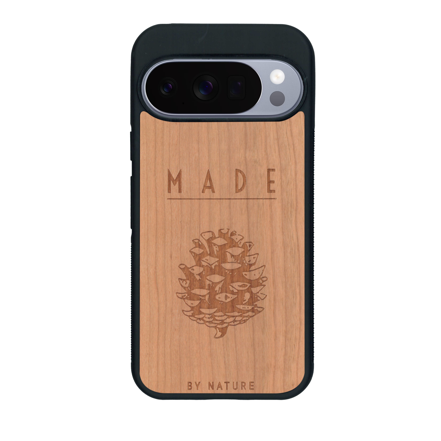 Coque de protection en bois véritable fabriquée en France pour Google Pixel 10 Pro XL sur le thème de la nature et des arbres avec une gravure représentant une pomme de pin et la phrase "made by nature"