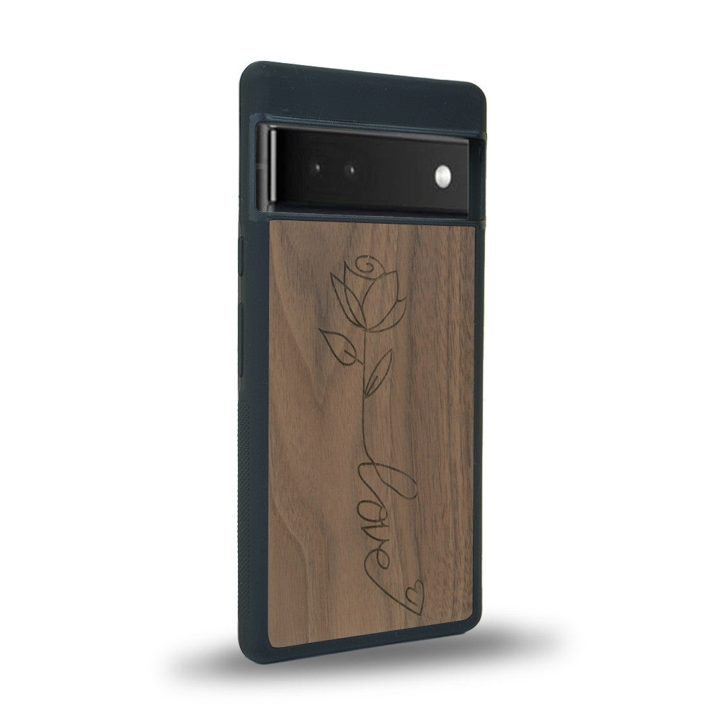 Coque de protection en bois véritable fabriquée en France pour Google Pixel 6 sur le thème de la fête des mères avec un motif représentant une fleur dont la tige forme le mot "love"