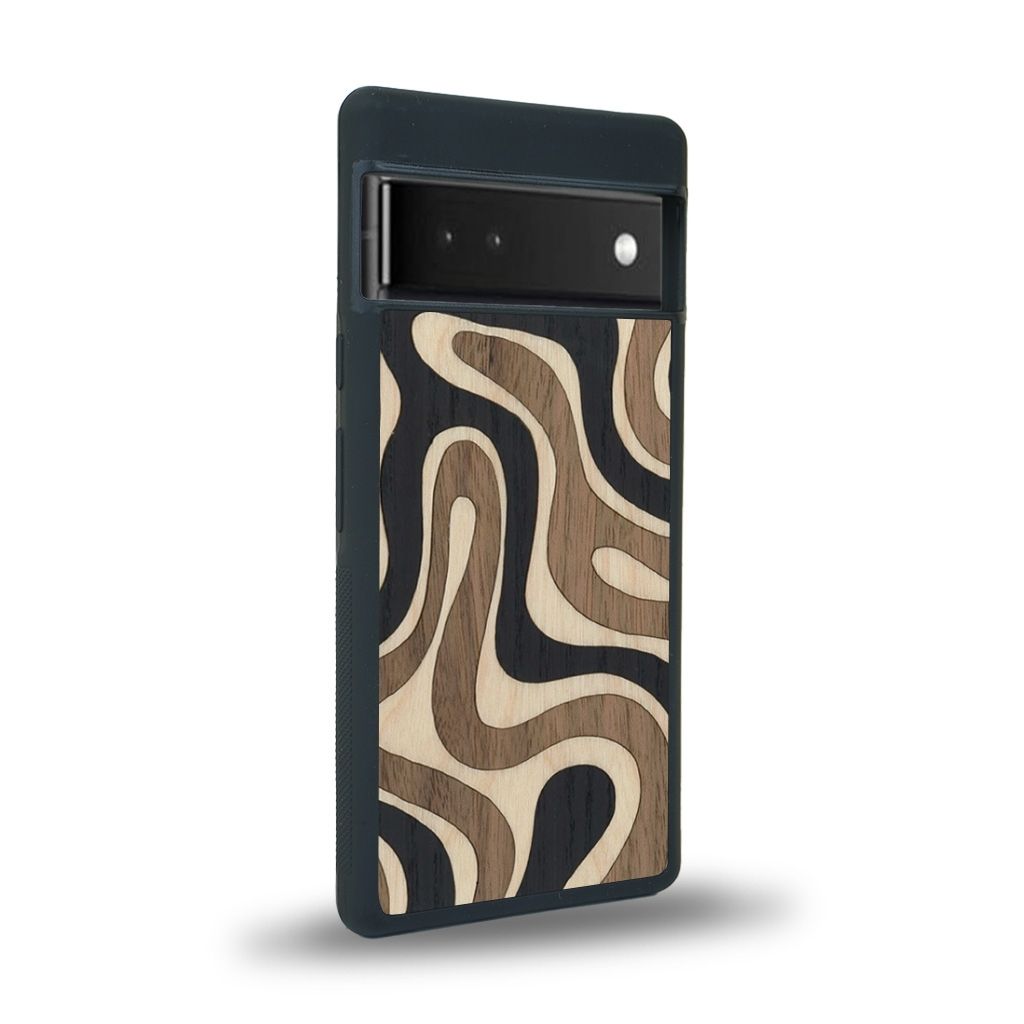 Coque de protection en bois véritable fabriquée en France pour Google Pixel 6a alliant plusieurs essences de bois pour représenter une ondulation