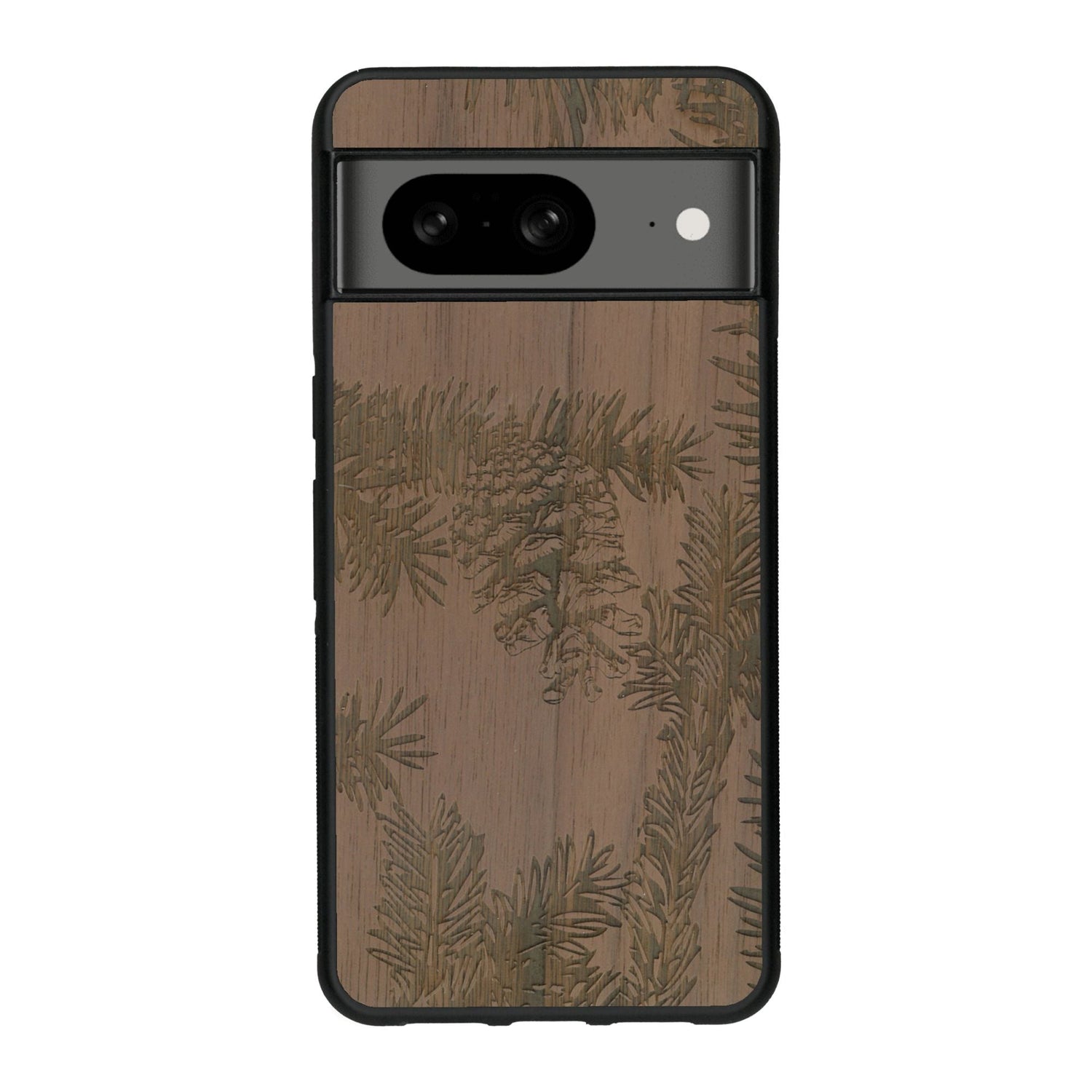 Coque de protection en bois véritable fabriquée en France pour Google Pixel 7A sur le thème de la nature des arbres avec un motif de gravure représentant des épines de sapin et des pommes de pin