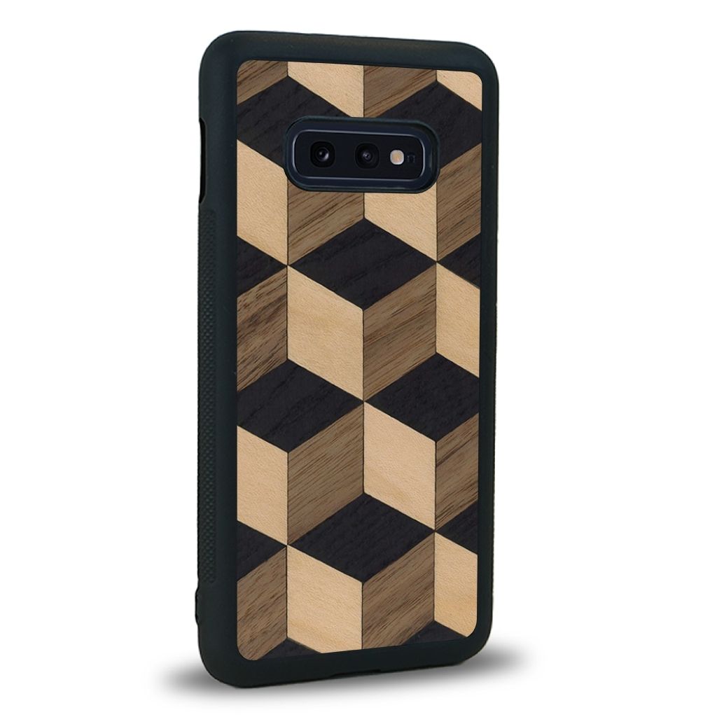 Coque de protection en bois véritable fabriquée en France pour Samsung S10E alliant plusieurs essences de bois pour représenter un classique intemporel de la marqueterie