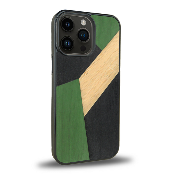 Coque de protection en bois véritable fabriquée en France pour iPhone 14 Pro alliant du bambou, du tulipier vert et noir en forme de mosaïque minimaliste sur le thème de l'art abstrait