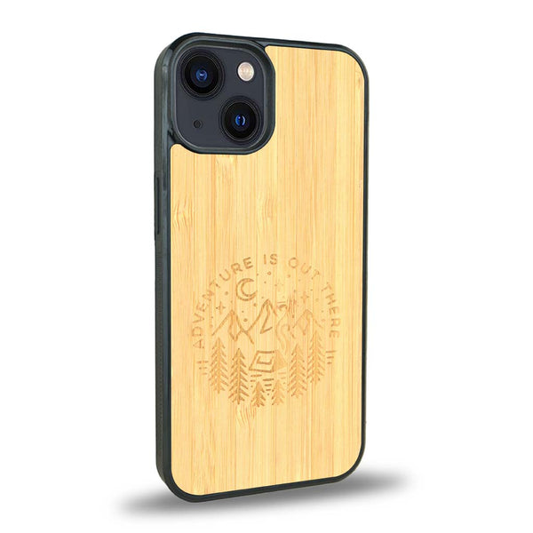 Coque de protection en bois véritable fabriquée en France pour iPhone 15 sur le thème du camping en pleine nature et du bivouac avec la phrase "Aventure is out there"