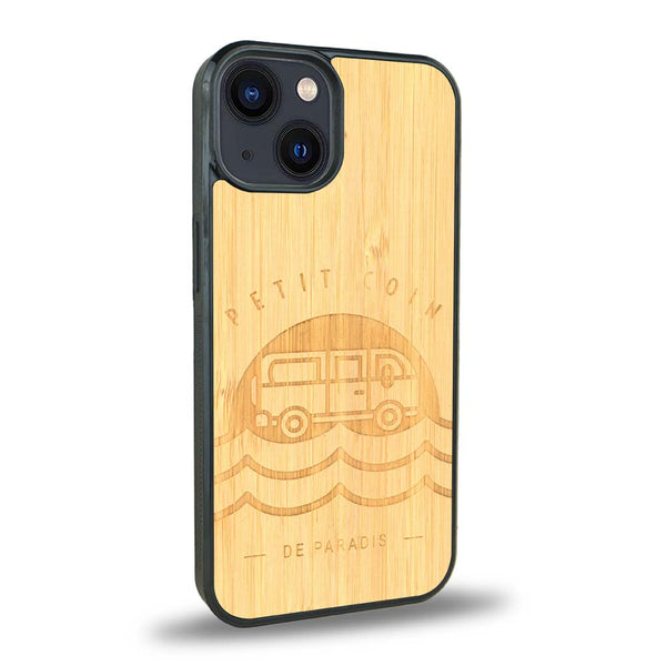 Coque de protection en bois véritable fabriquée en France pour iPhone 15 sur le thème des voyages en vans, vanlife et chill avec une gravure représentant un van vw combi devant le soleil couchant sur une plage avec des vagues