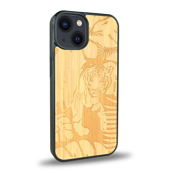 Coque de protection en bois véritable fabriquée en France pour iPhone 15 sur le thème de la nature et des animaux représentant un tigre dans la jungle entre des fougères