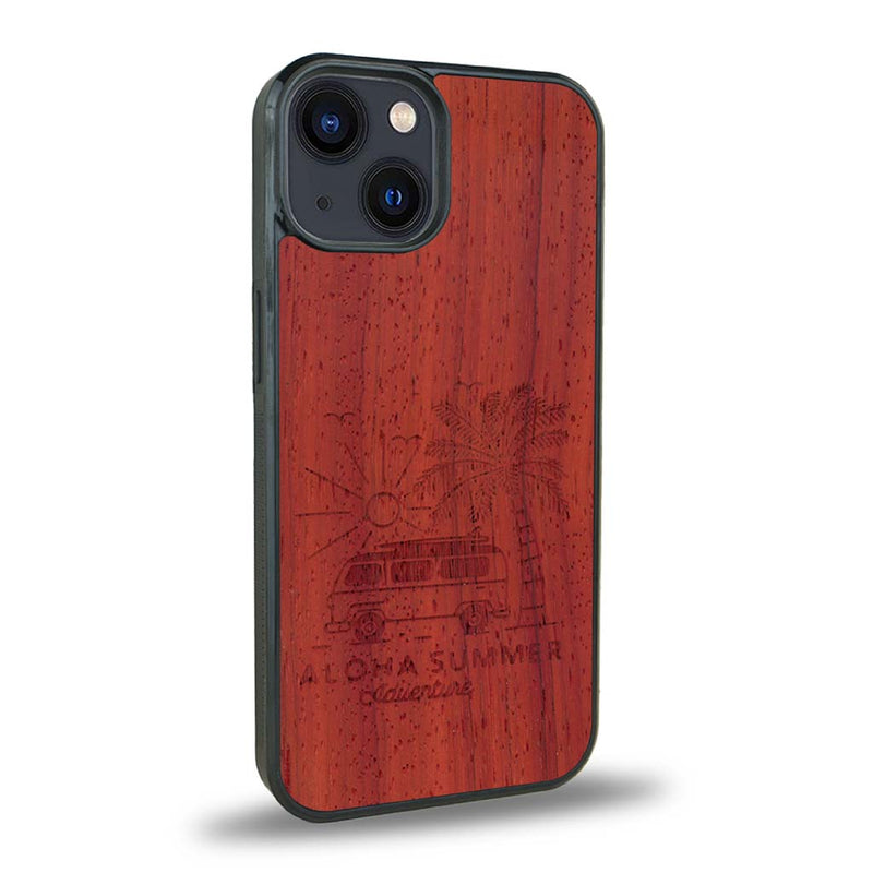 Coque de protection en bois véritable fabriquée en France pour iPhone 15 Plus sur le thème de la plage, de l'été et vanlife.