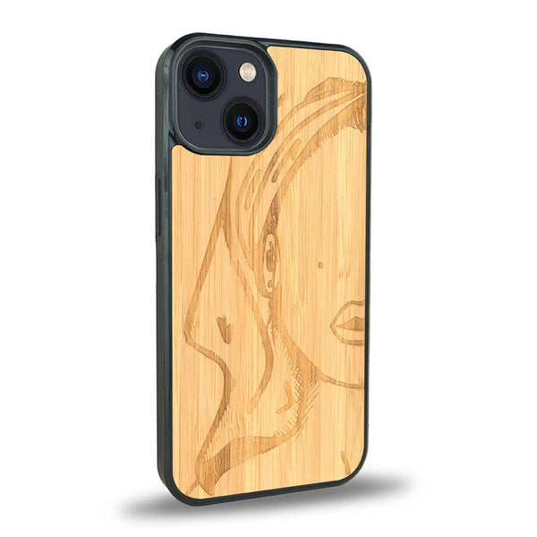 Coque de protection en bois véritable fabriquée en France pour iPhone 15 Plus représentant une silhouette féminine épurée de type line art en collaboration avec l'artiste Maud Dabs