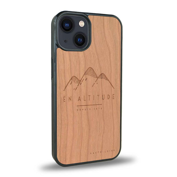 Coque de protection en bois véritable fabriquée en France pour iPhone 15 Plus représentant des montagnes, sur le thème de la randonnée en pleine nature et du trail
