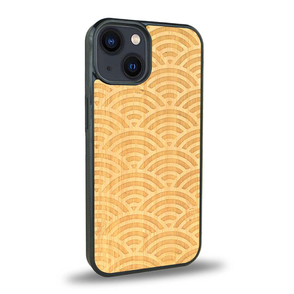 Coque de protection en bois véritable fabriquée en France pour iPhone 15 Plus baptisée "La Sinjak" avec un motif de gravure abstrait représentant la répétition d'un symbole wifi