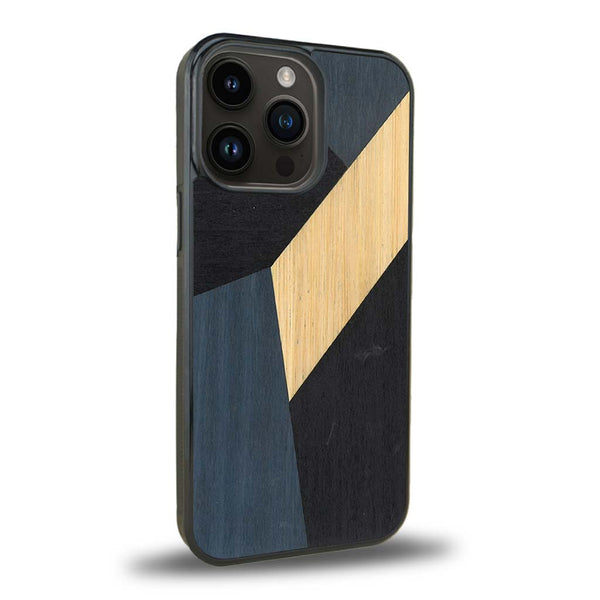 Coque de protection en bois véritable fabriquée en France pour iPhone 15 Pro alliant du bambou, du tulipier bleu et noir en forme de mosaïque minimaliste sur le thème de l'art abstrait