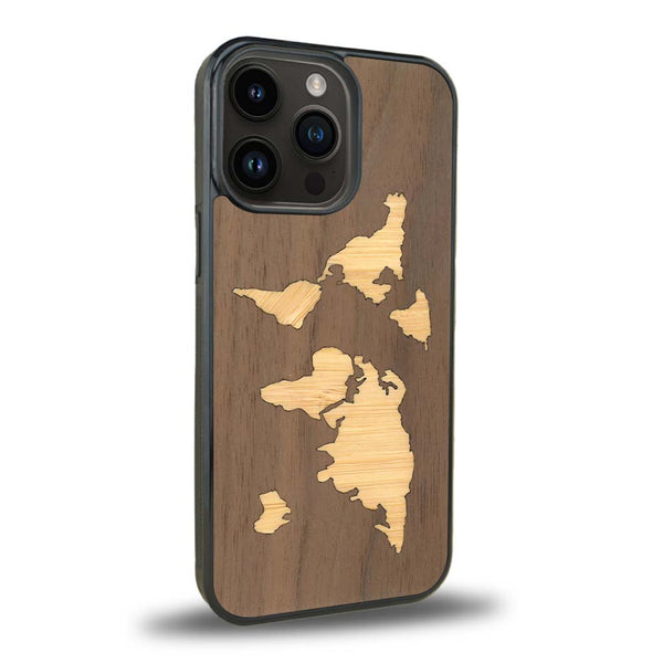 Coque de protection en bois véritable fabriquée en France pour iPhone 15 Pro Max alliant du bambou et du noyer sur le thème du voyage et de l'aventure représentant une mappemonde