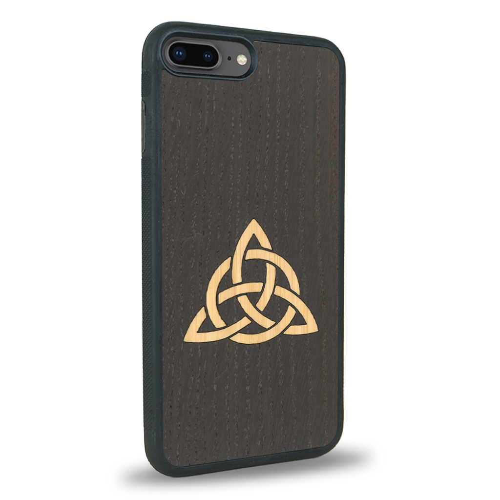 Coque de protection en bois véritable fabriquée en France pour iPhone 7 / 8 alliant du chêne fumé et du bambou représentant une triquetra