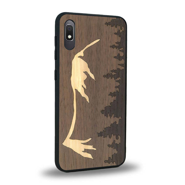 Coque de protection en bois véritable fabriquée en France pour Samsung A10E sur le thème de la nature et de la montagne qui allie du chêne fumé, du noyer et du bambou représentant le mont mézenc