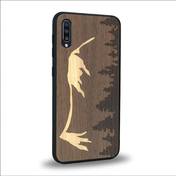 Coque de protection en bois véritable fabriquée en France pour Samsung A50 sur le thème de la nature et de la montagne qui allie du chêne fumé, du noyer et du bambou représentant le mont mézenc