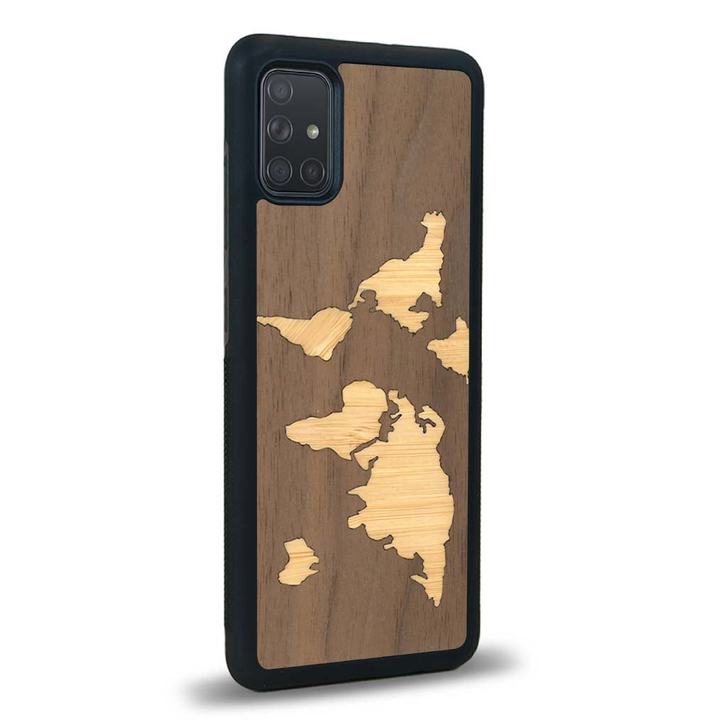 Coque de protection en bois véritable fabriquée en France pour Samsung A51 alliant du bambou et du noyer sur le thème du voyage et de l'aventure représentant une mappemonde