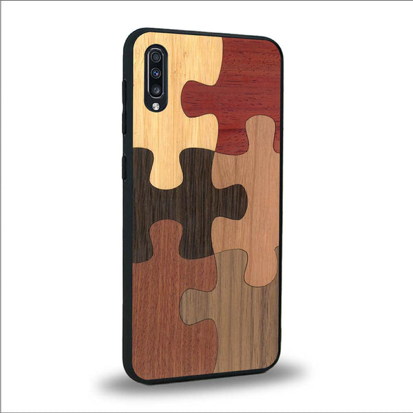 Coque de protection en bois véritable fabriquée en France pour Samsung A70 représentant un puzzle en six pièces qui allie du chêne fumé, du noyer, du bambou, du padouk, du merisier et de l'acajou
