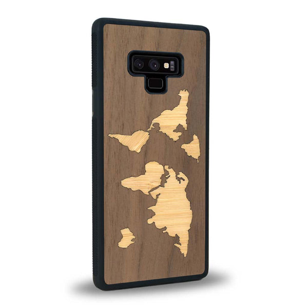 Coque de protection en bois véritable fabriquée en France pour Samsung Note 9 alliant du bambou et du noyer sur le thème du voyage et de l'aventure représentant une mappemonde