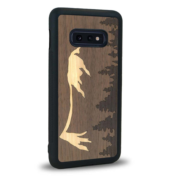 Coque de protection en bois véritable fabriquée en France pour Samsung S10E sur le thème de la nature et de la montagne qui allie du chêne fumé, du noyer et du bambou représentant le mont mézenc