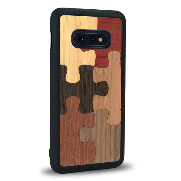 Coque de protection en bois véritable fabriquée en France pour Samsung S10E représentant un puzzle en six pièces qui allie du chêne fumé, du noyer, du bambou, du padouk, du merisier et de l'acajou