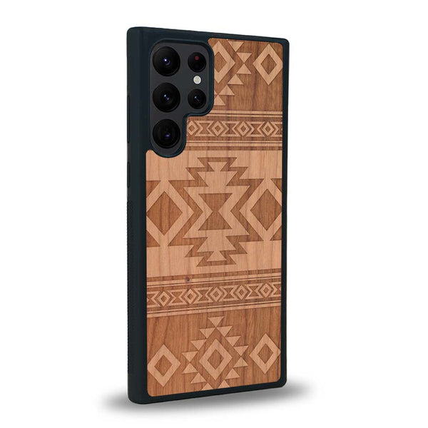 Coque de protection en bois véritable fabriquée en France pour Samsung S23 Ultra avec des motifs géométriques s'inspirant des temples aztèques, mayas et incas