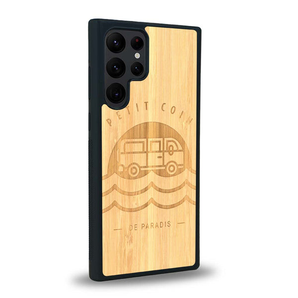 Coque de protection en bois véritable fabriquée en France pour Samsung S23 Ultra sur le thème des voyages en vans, vanlife et chill avec une gravure représentant un van vw combi devant le soleil couchant sur une plage avec des vagues