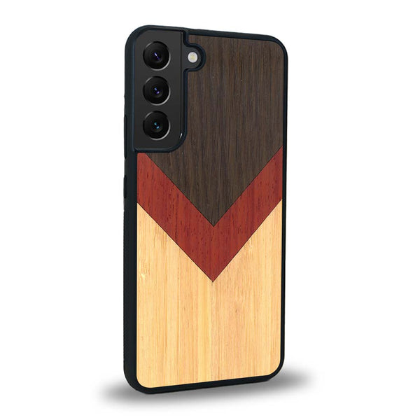 Coque de protection en bois véritable fabriquée en France pour Samsung S23+ alliant du chêne fumé, du padouk et du bambou en forme de chevron sur le thème de l'art abstrait