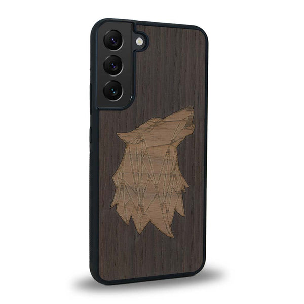 Coque de protection en bois véritable fabriquée en France pour Samsung S23+ alliant du chêne fumé et du noyer représentant une tête de loup géométrique de profil sur le thème des animaux et de la nature