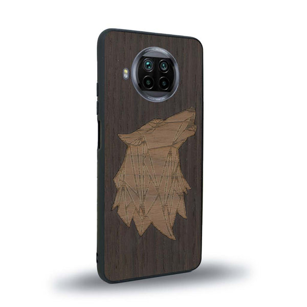 Coque de protection en bois véritable fabriquée en France pour Xiaomi Mi 10T Lite alliant du chêne fumé et du noyer représentant une tête de loup géométrique de profil sur le thème des animaux et de la nature