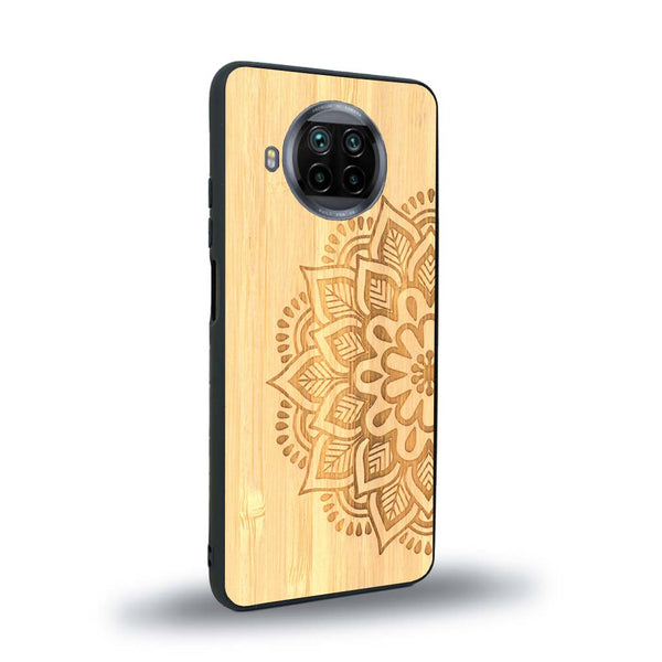 Coque de protection en bois véritable fabriquée en France pour Xiaomi Mi 10T Lite sur le thème de la bohème et du tatouage au henné avec une gravure représentant un mandala