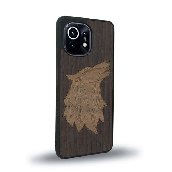 Coque de protection en bois véritable fabriquée en France pour Xiaomi Mi 11 alliant du chêne fumé et du noyer représentant une tête de loup géométrique de profil sur le thème des animaux et de la nature