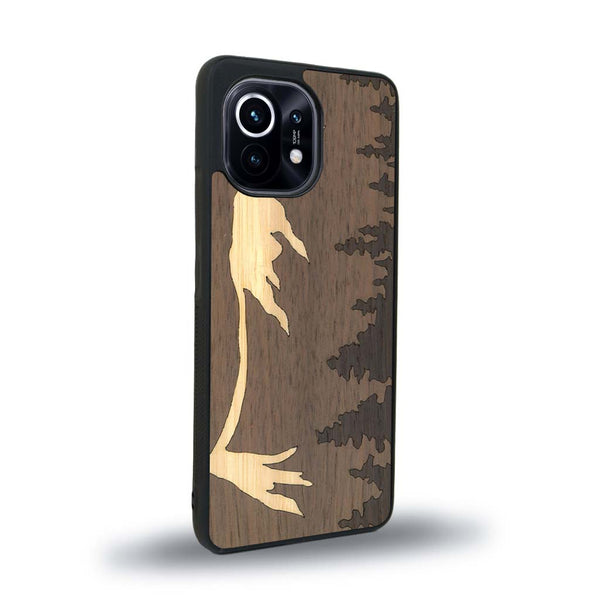 Coque de protection en bois véritable fabriquée en France pour Xiaomi Mi 11 sur le thème de la nature et de la montagne qui allie du chêne fumé, du noyer et du bambou représentant le mont mézenc
